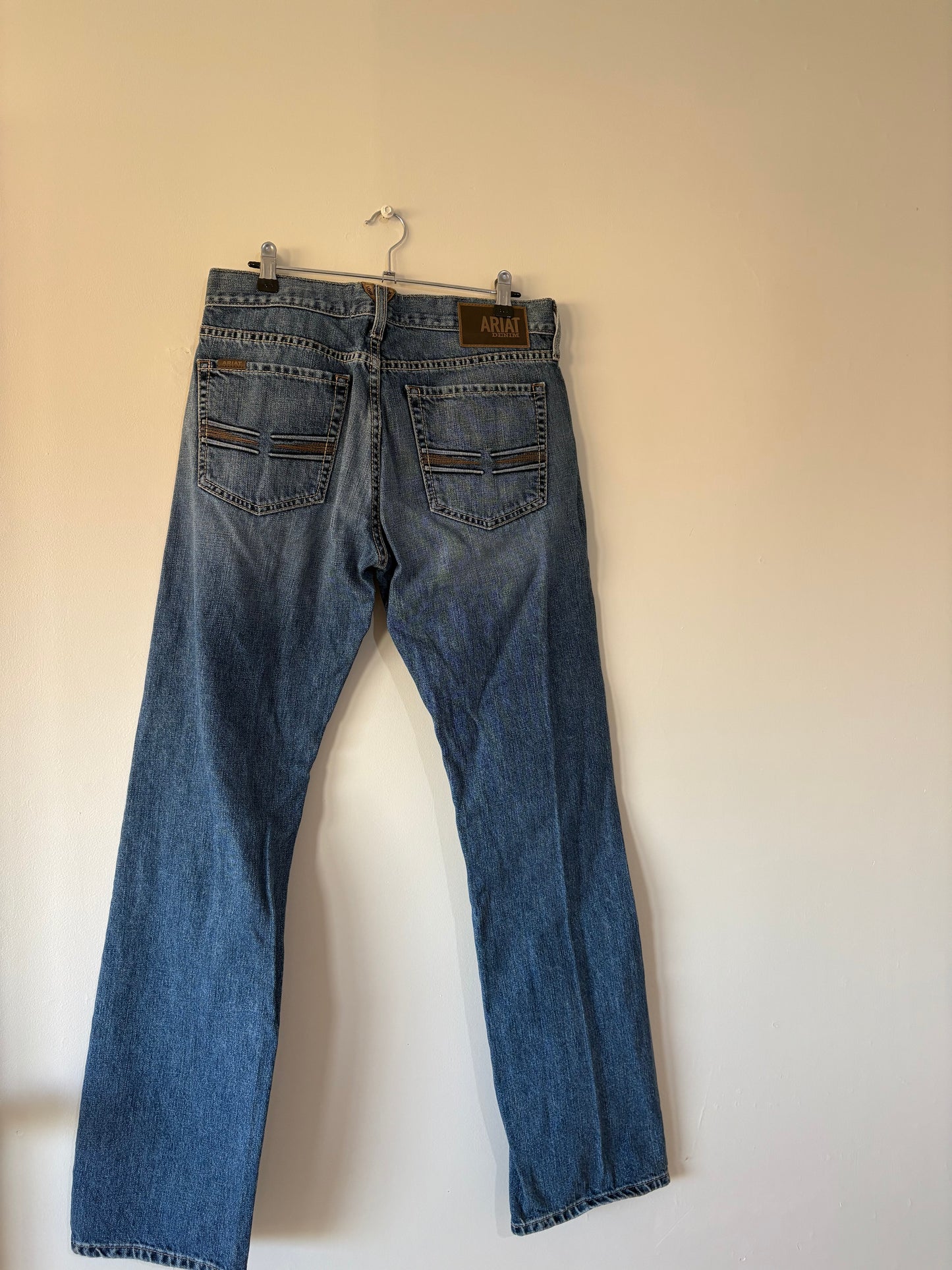 ARIAT (32x34)