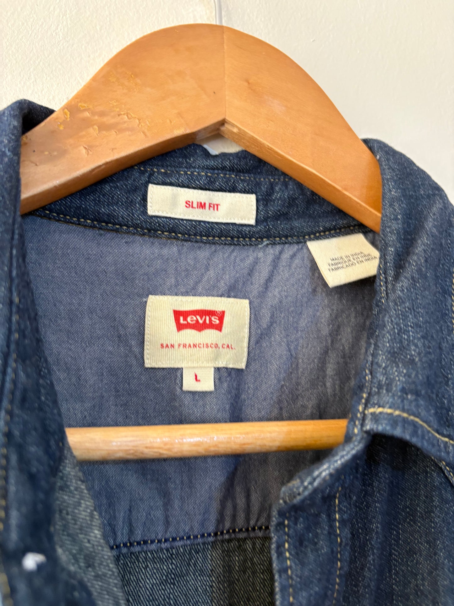 LEVIS (L)