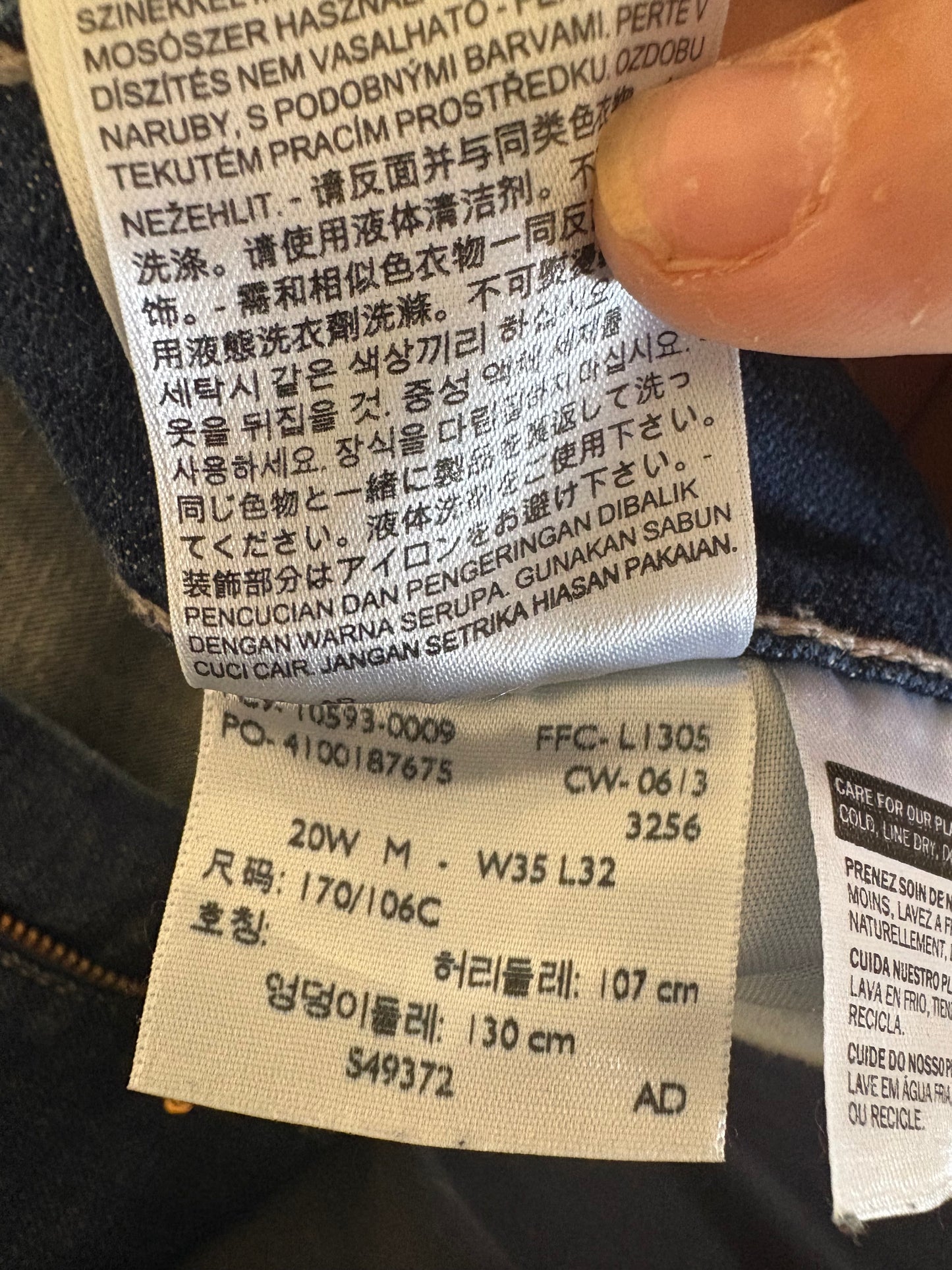 LEVIS (35x32)