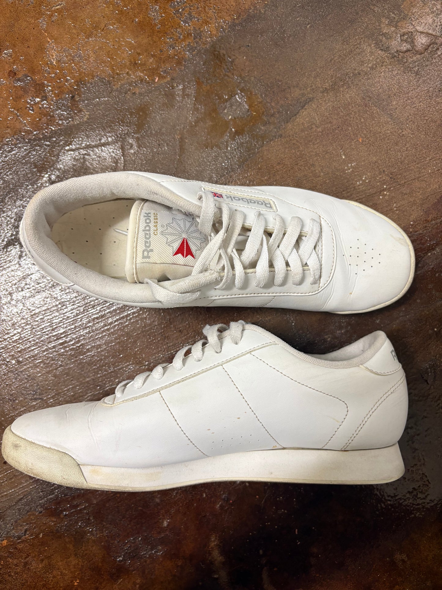 REEBOK (8 1/2)