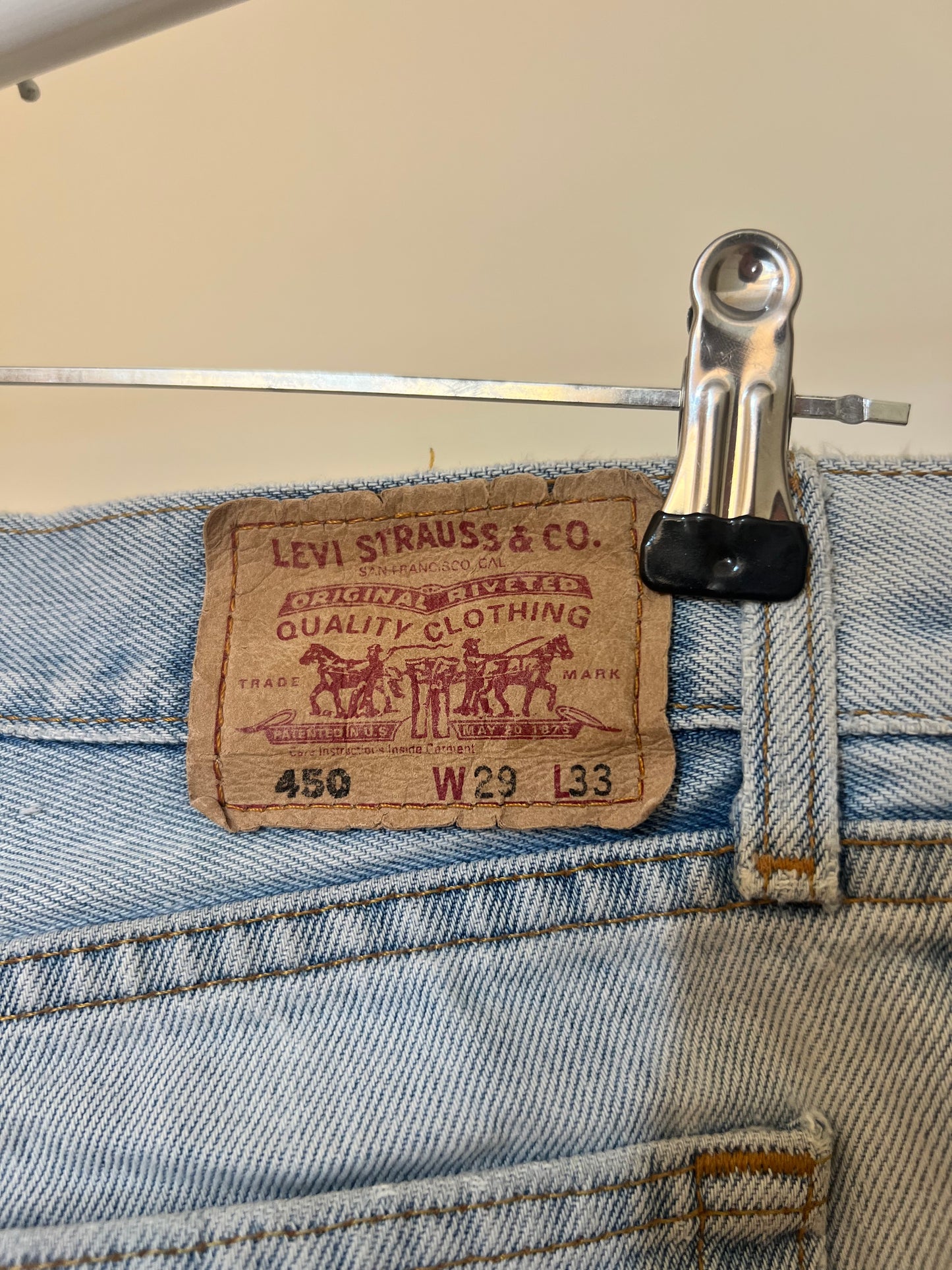 LEVIS (29x33)