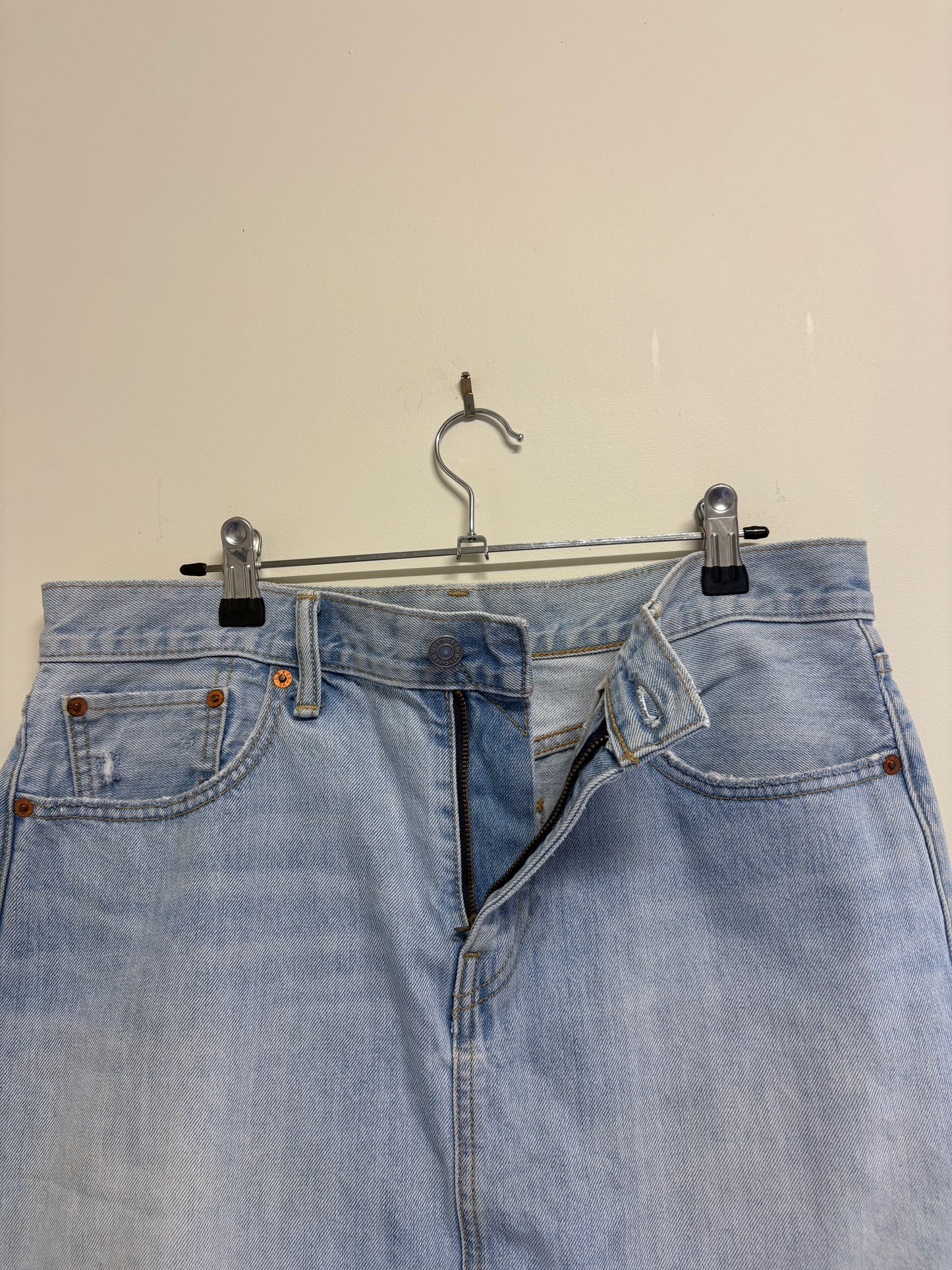 LEVIS (30)