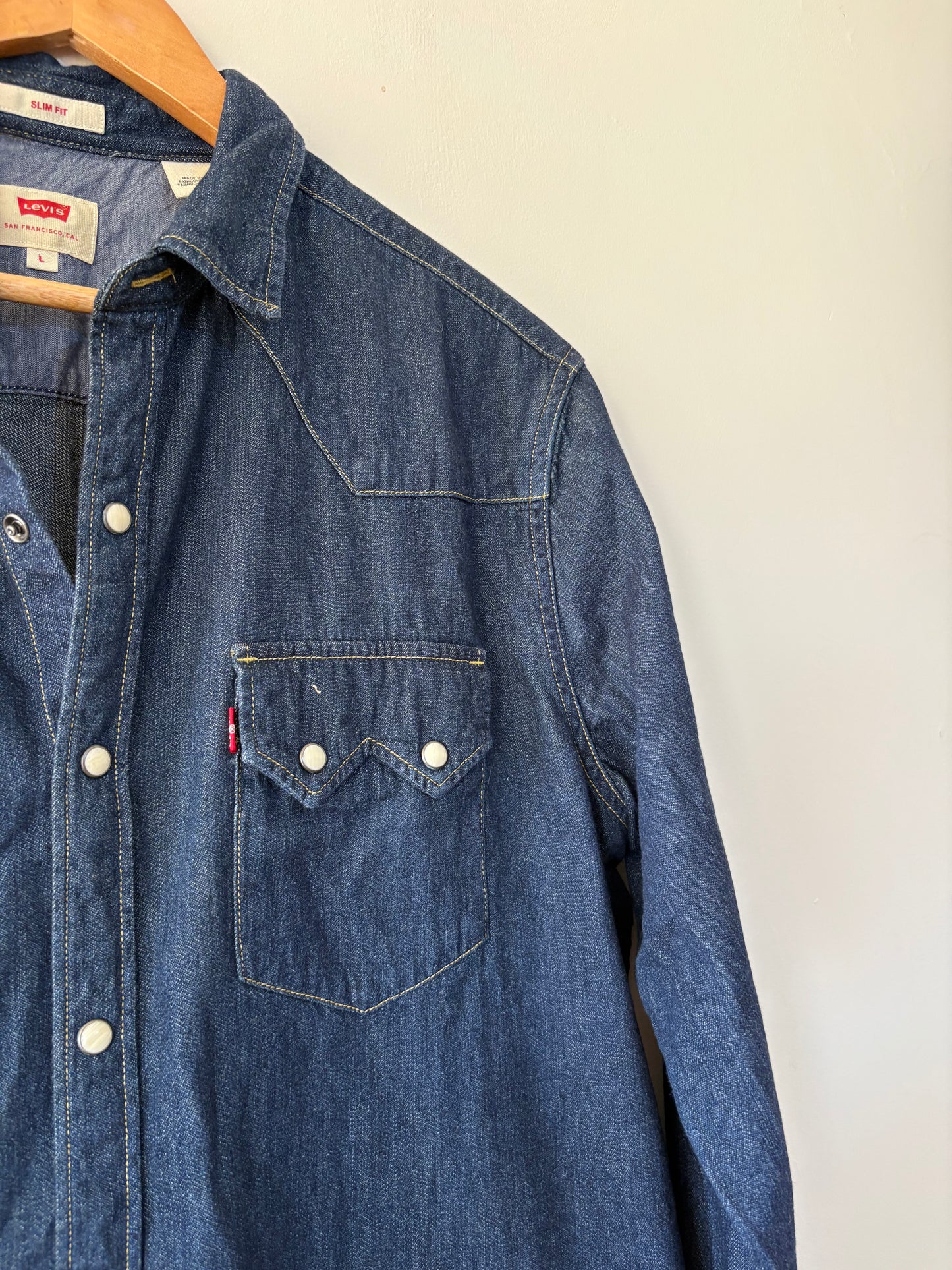 LEVIS (L)
