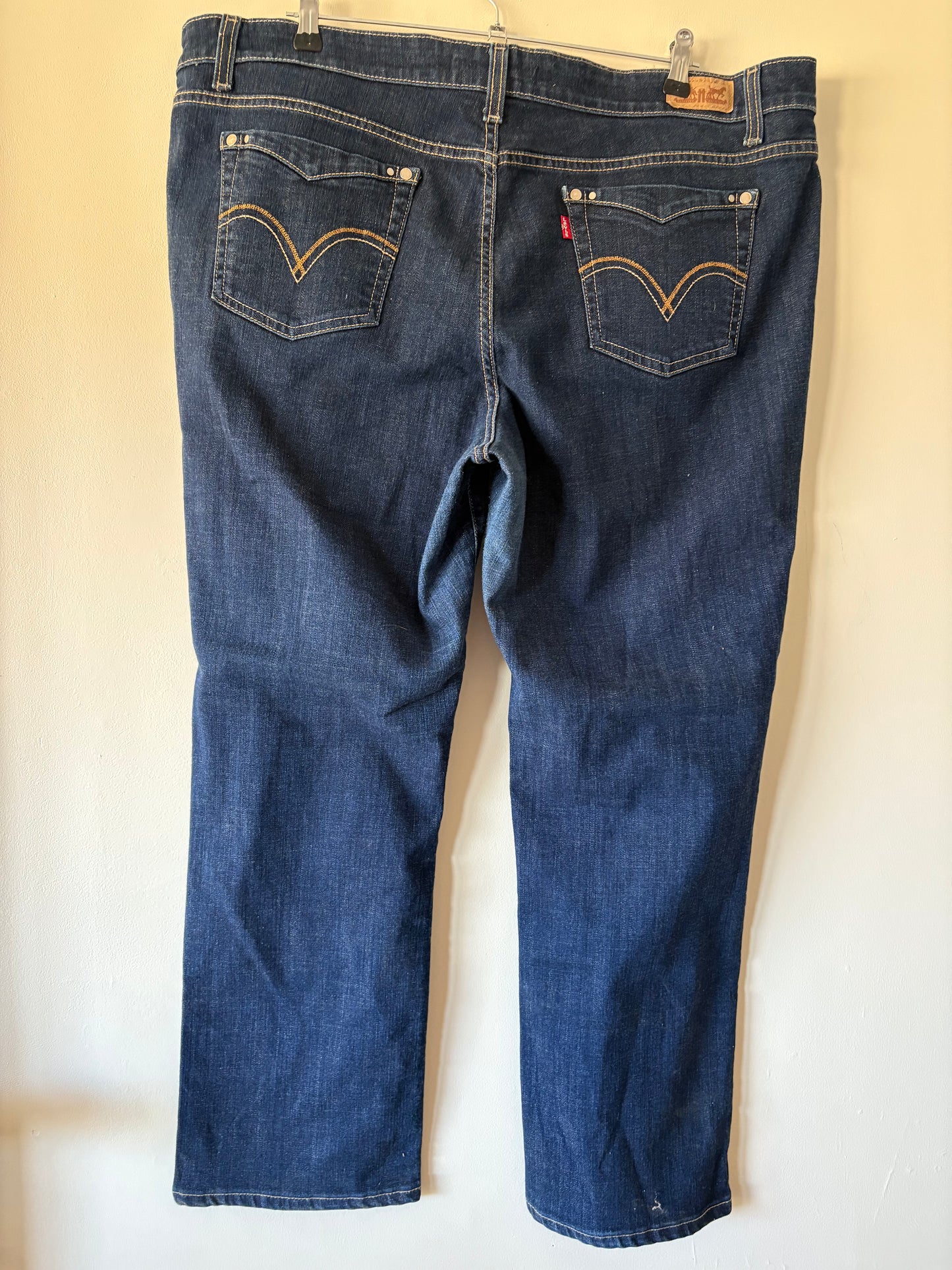 LEVIS (35x32)