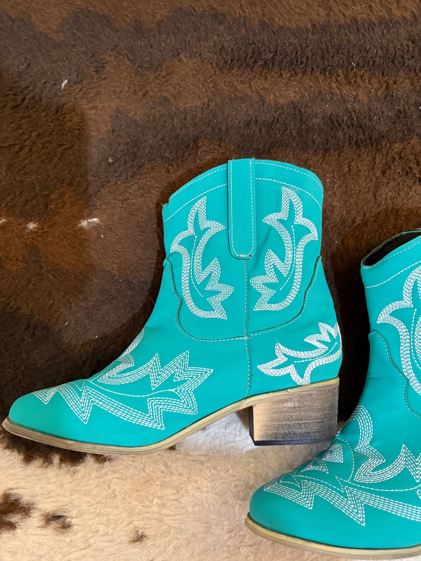 BOOTS (38)