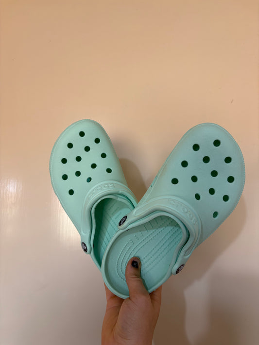 CROCS (8/10)