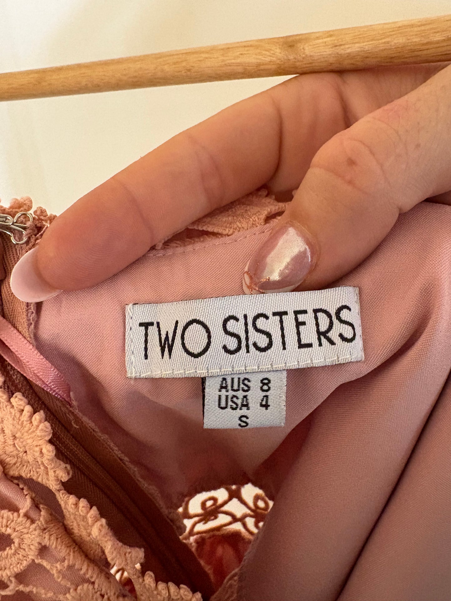 TWO SISTERS (8)