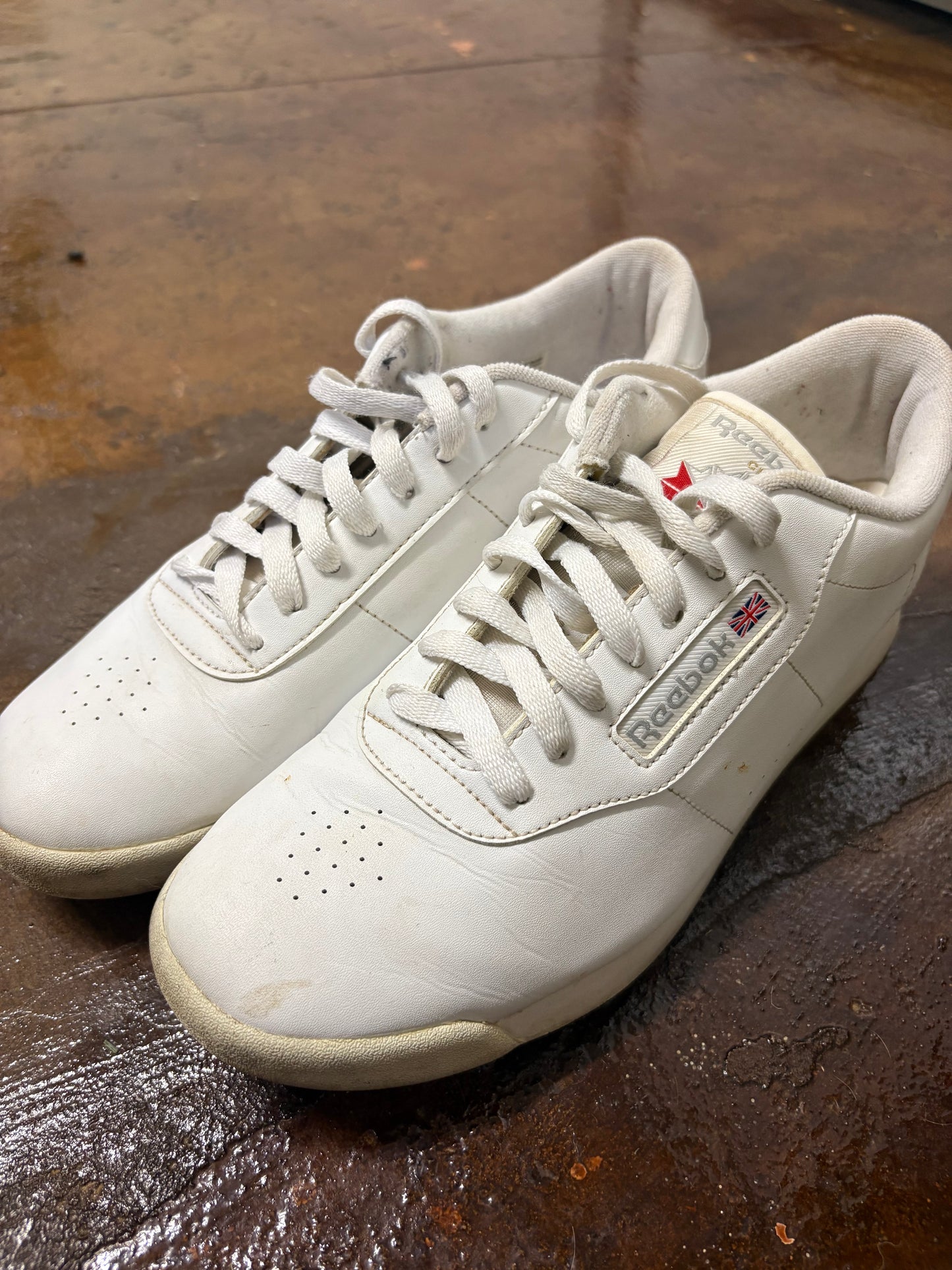 REEBOK (8 1/2)