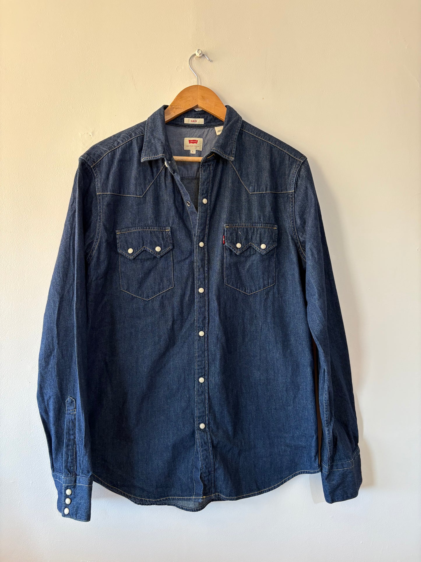 LEVIS (L)